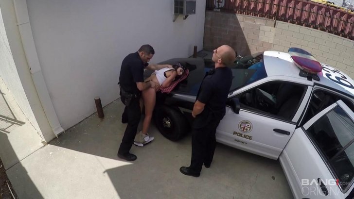 Превью Девка трахается с двумя полицейскими, чтобы те ее отпустили без штрафа № 35240